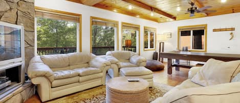 小屋, 多張床, 熱水浴缸, 山景 (2321) | 起居區 | 壁爐