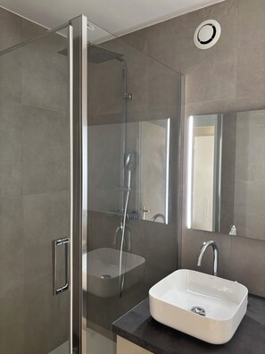 Secadora de cabello, toallas, jabón, papel de baño 