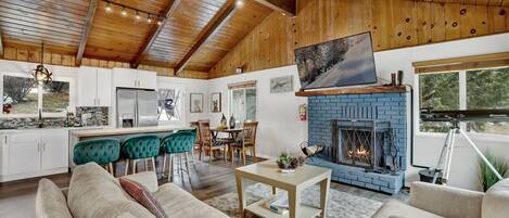 Condo, varias camas, patio, vista a la montaña (2134) | Área de sala de estar