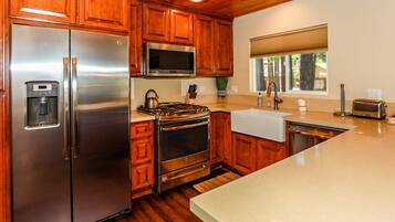 Cabin, Multiple Beds, Hot Tub, Mountain View (1926) | Private kitchen | Coffee/tea maker