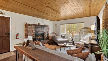 Cabana, diversos llits, banyera d'hidromassatge, vistes a la muntanya (1926) | Sala d'estar | Llar de foc