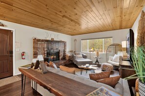 Cabaña, varias camas, bañera de hidromasaje, vistas a la montaña (1926) | Zona de estar | Una chimenea