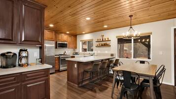 Cabana, diversos llits, banyera d'hidromassatge, vistes a la muntanya (1926) | Cuina privada | Cafetera i tetera