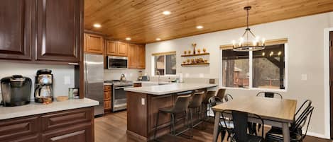 Cabin, Multiple Beds, Hot Tub, Mountain View (1926) | Private kitchen | Coffee/tea maker