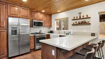 Cabana, diversos llits, banyera d'hidromassatge, vistes a la muntanya (1926) | Cuina privada | Cafetera i tetera