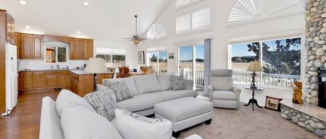 Cabane, plusieurs lits, patio, vue montagne (2253) | Coin séjour