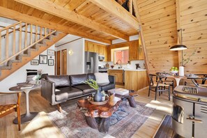 Cabana, várias camas, varanda, vista para a montanha (2453) | Área de estar | Lareira