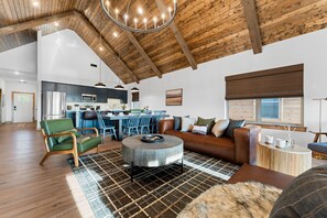 Smart TV, fireplace, books, stereo