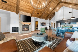 Smart TV, fireplace, books, stereo - Luxury Lakeview, Hot Tub, Pickleball, Zero Stairs! (Branson)