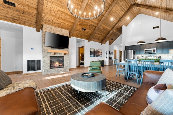 Smart TV, chimenea, libros y estéreo