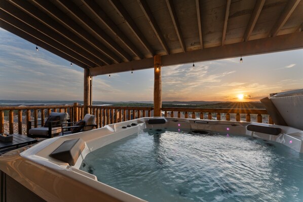 Outdoor spa tub - Luxury Lakeview, Hot Tub, Pickleball, Zero Stairs! (Branson)