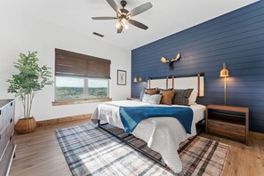 4 habitaciones, escritorio y tabla de planchar con plancha