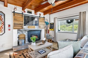 Chalet rustique, Plusieurs lits, baignoire à remous, vue sur la montagne (2308) | Aire de séjour | Foyer