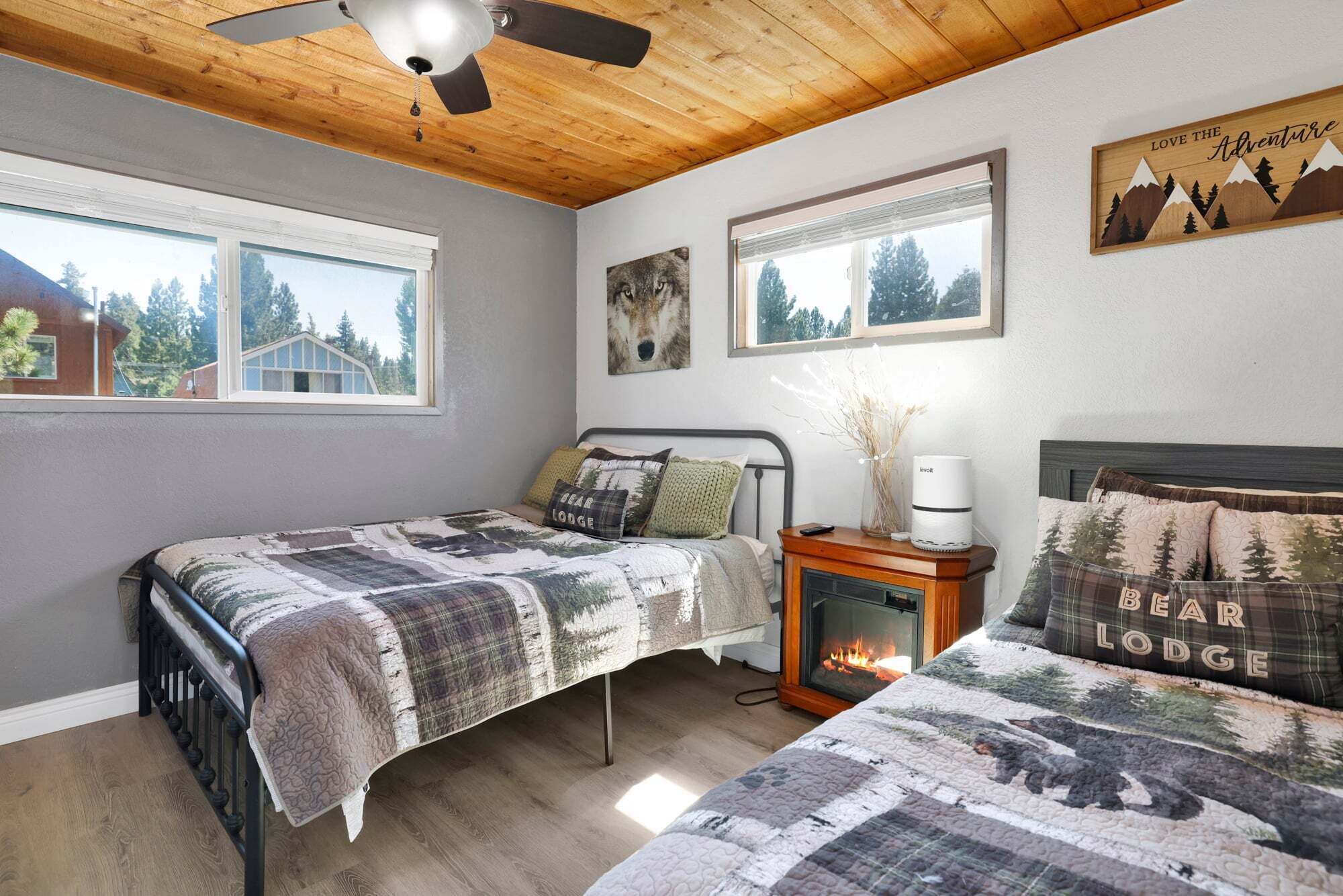Ein gemütliches Schlafzimmer mit Bett, Kamin und Deckenventilator.