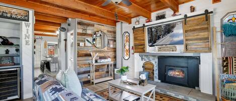 小屋, 多張床, 熱水浴缸, 山景 (2308) | 起居區 | 壁爐