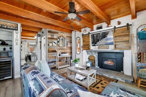 Cabin, nhiều giường, bồn tắm nước nóng, quang cảnh núi (2308) | Khu phòng khách | Lò sưởi 