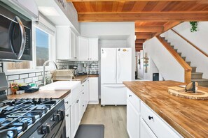 Cabin, Multiple Beds, Hot Tub, Mountain View (2308) | Private kitchen