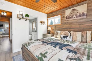 Chalet rustique, Plusieurs lits, baignoire à remous, vue sur la montagne (2308) | 2 chambres, décor unique, ameublement unique, literie fournie