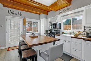 Baita, letti multipli, idromassaggio, vista montagna (2308) | Cucina privata | Macchina per tè/caffè