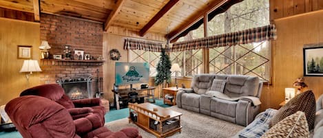 ハウス ベッド (複数台) バルコニー マウンテンビュー (1336) | リビング エリア | 暖炉