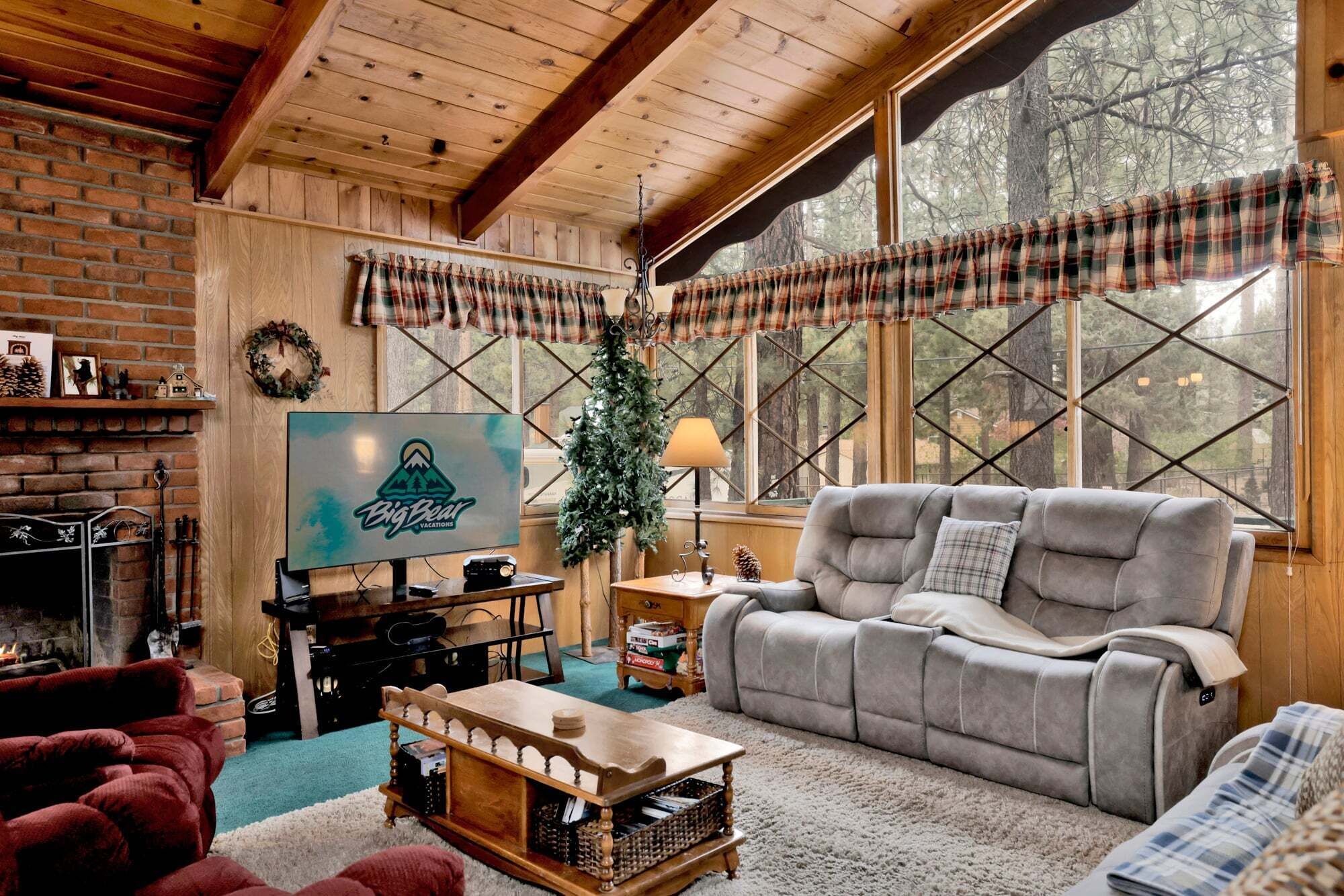 House, Multiple Beds, Balcony, Mountain View (1336) | Living area | Fireplace