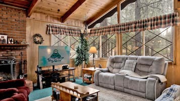 House, Multiple Beds, Balcony, Mountain View (1336) | Living area | Fireplace