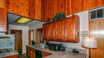 House, Multiple Beds, Balcony, Mountain View (1336) | Private kitchen | Coffee/tea maker