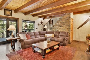 House, Multiple Beds, Patio, Mountain View (1531) | Living area