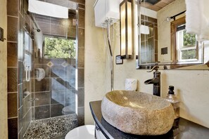 Rumah, Beberapa Tempat Tidur, patio, pemandangan gunung (1531) | Kamar mandi | Perlengkapan mandi gratis, handuk,  dan tisu toilet