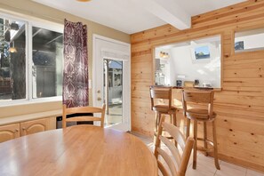 Ferienhütte, Mehrere Betten, Whirlpool, Bergblick (2124) | Essbereich im Zimmer