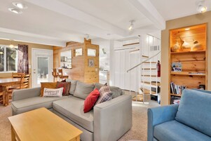 Cabin, Multiple Beds, Hot Tub, Mountain View (2124) | Living area