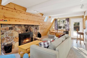 Cabin, Multiple Beds, Hot Tub, Mountain View (2124) | Living area