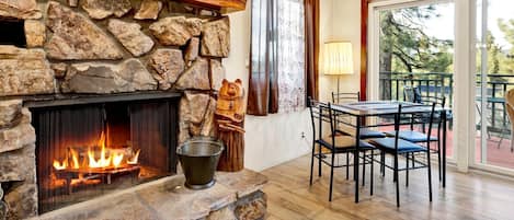Cabane, plusieurs lits, bain à remous, vue montagne (2379) | Intérieur