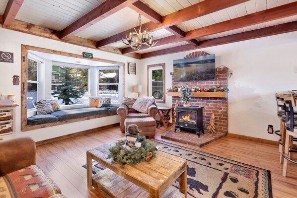 Ferienhütte, Mehrere Betten, Whirlpool, Bergblick (2121) | Wohnbereich | Kamin