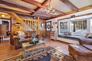 Ferienhütte, Mehrere Betten, Whirlpool, Bergblick (2121) | Wohnbereich | Kamin