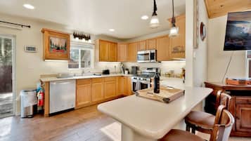Chalet, Multiple Beds, Hot Tub, Mountain View (2171) | Private kitchen | Coffee/tea maker