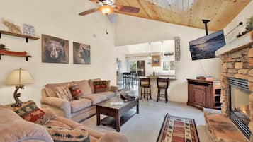 Chalet, Multiple Beds, Hot Tub, Mountain View (2171) | Living area