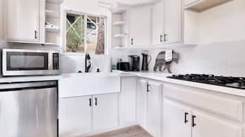 Cabaña, varias camas, patio, vista a la montaña (2338) | Cocina privada | Cafetera y tetera