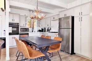 Cabane, plusieurs lits, patio, vue montagne (2338) | Cuisine privée | Cafetière/bouilloire