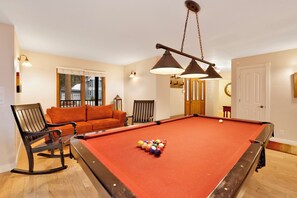 Hytte, flere senger, spabadekar, fjellutsikt (2201) | Spillrom