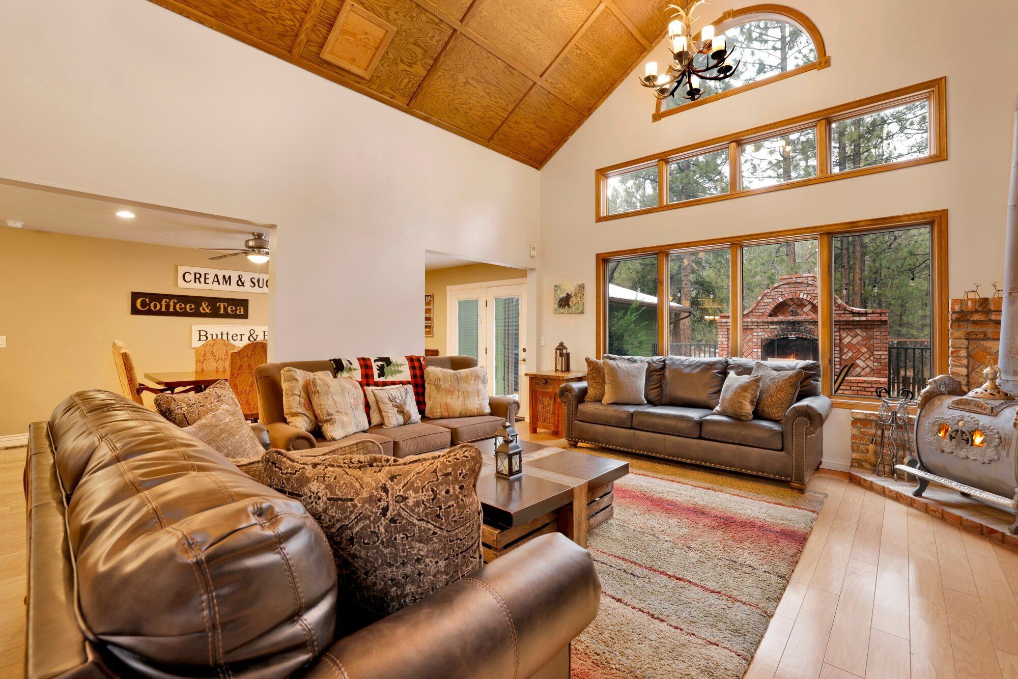 Baita, letti multipli, idromassaggio, vista montagna (2201) | Area soggiorno