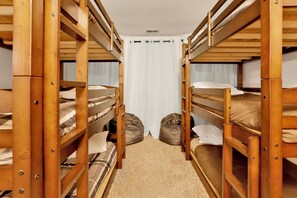 Ferienhütte, Mehrere Betten, Whirlpool, Bergblick (2201) | 4 Schlafzimmer, individuell dekoriert, individuell eingerichtet