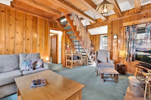 Stuga - flera sängar - uteplats - utsikt mot bergen (2298) | Vardagsrum