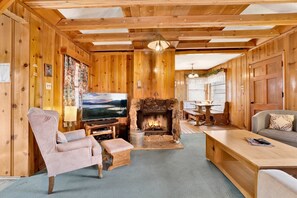 Stuga - flera sängar - uteplats - utsikt mot bergen (2298) | Vardagsrum