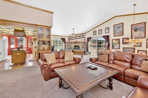 캐빈, 침대(여러 개), 파티오, 산 전망 (2118) | 거실 공간