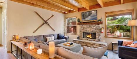 Ferienhütte, Mehrere Betten, Whirlpool, Bergblick (2052) | Wohnbereich