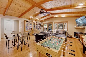 Cabane, plusieurs lits, bain à remous, vue montagne (2052) | Salle de jeux