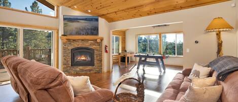 小屋, 多張床, 露台, 山景 (2141) | 客廳 | 壁爐