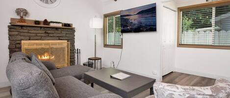 小屋, 多張床, 庭院, 山景 (2333) | 起居區 | 壁爐