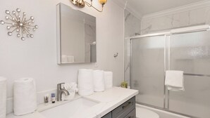 Cabin, nhiều giường, sân hiên, quang cảnh núi (2333) | Phòng tắm